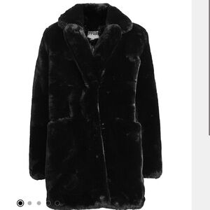 Super cozy Sophie faux fur coat 🖤